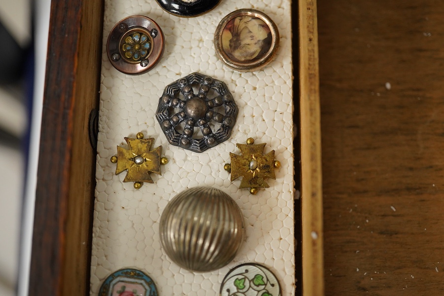 Seventeen assorted late 19th/early 20th century buttons, largest 18mm;, Condition - good